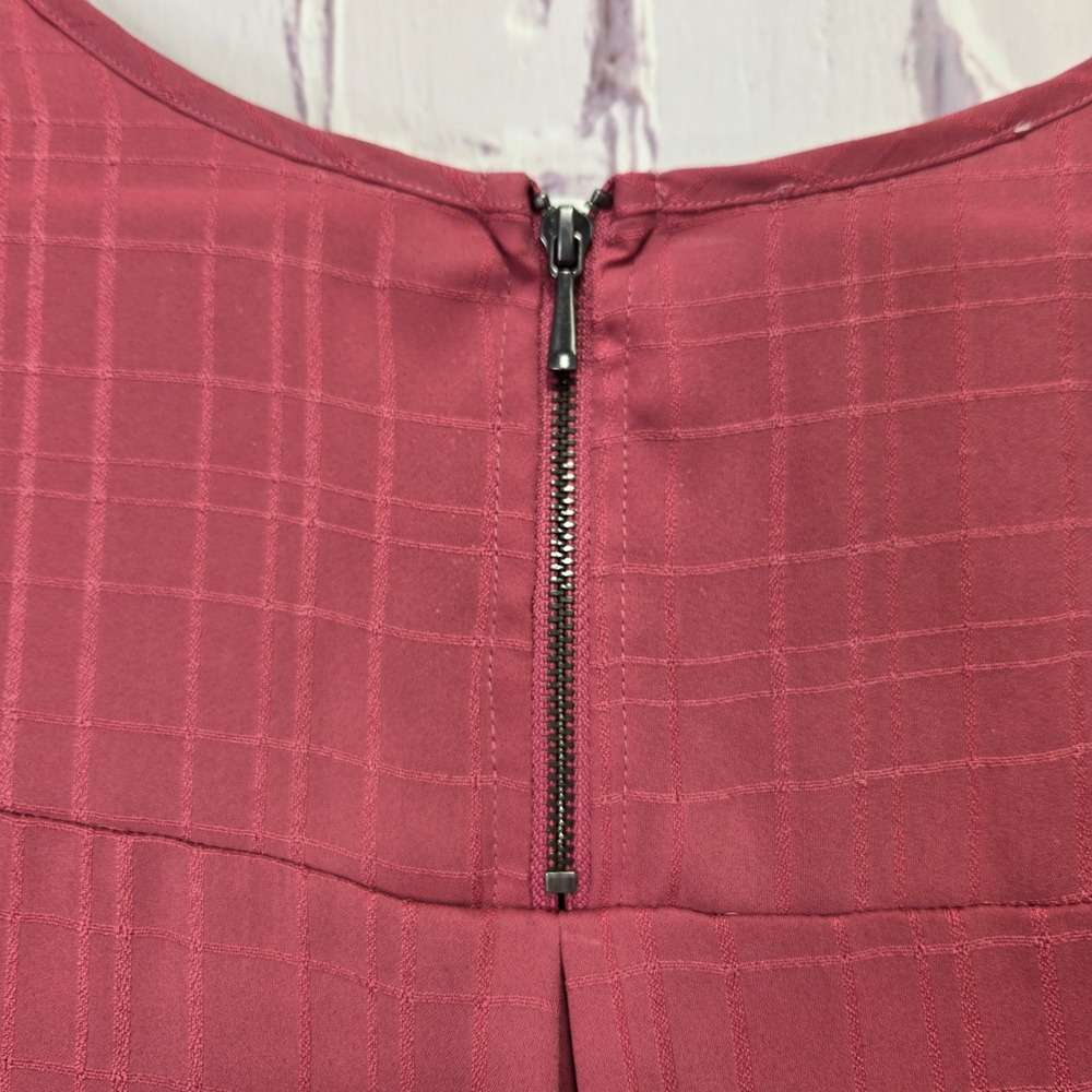 Maurices Womens XS Mauve Pink Textured Grid Blouse‎ Short Sleeve Zip Back Top - Picture 4 of 10